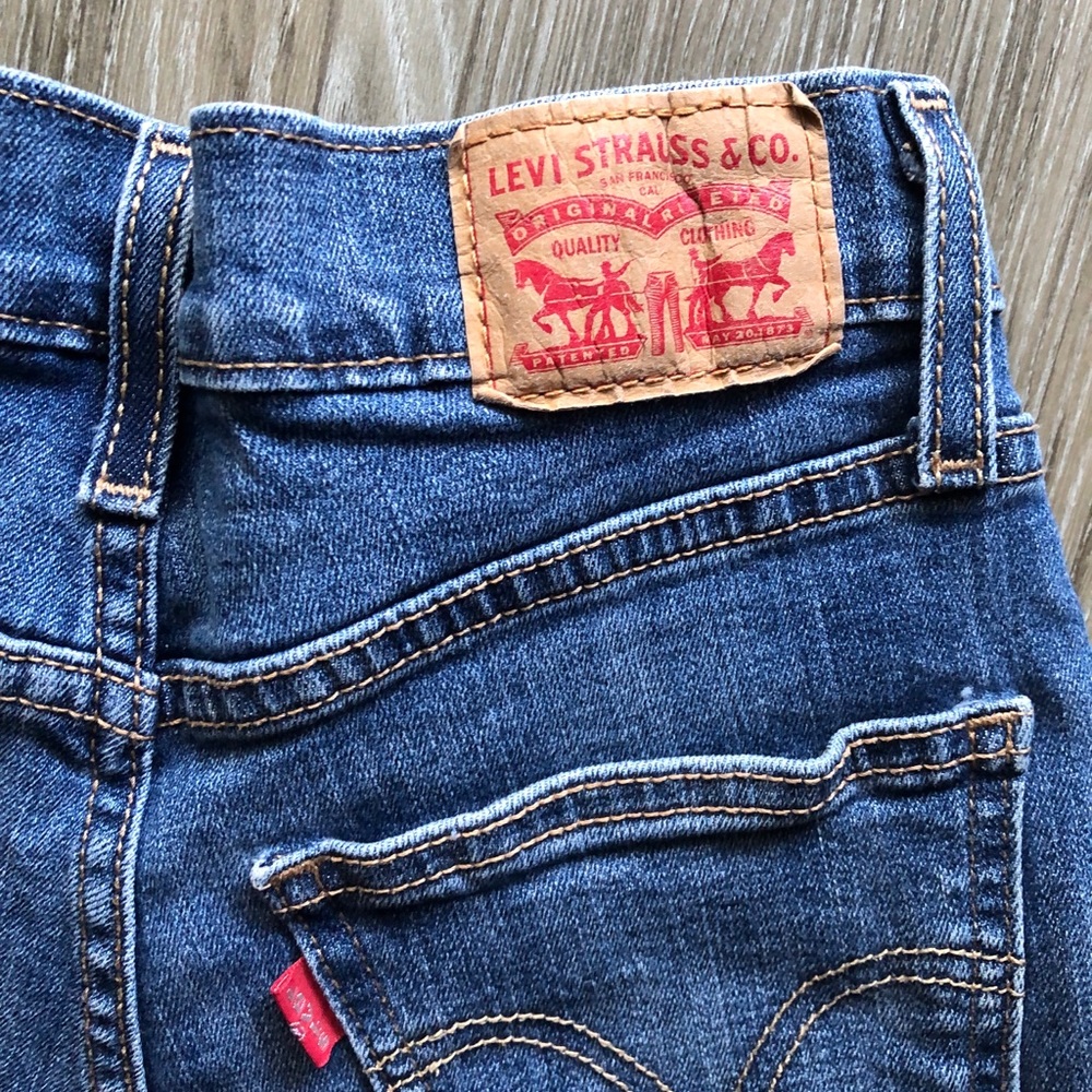 Levi Jean Shorts - Picture 3 of 6